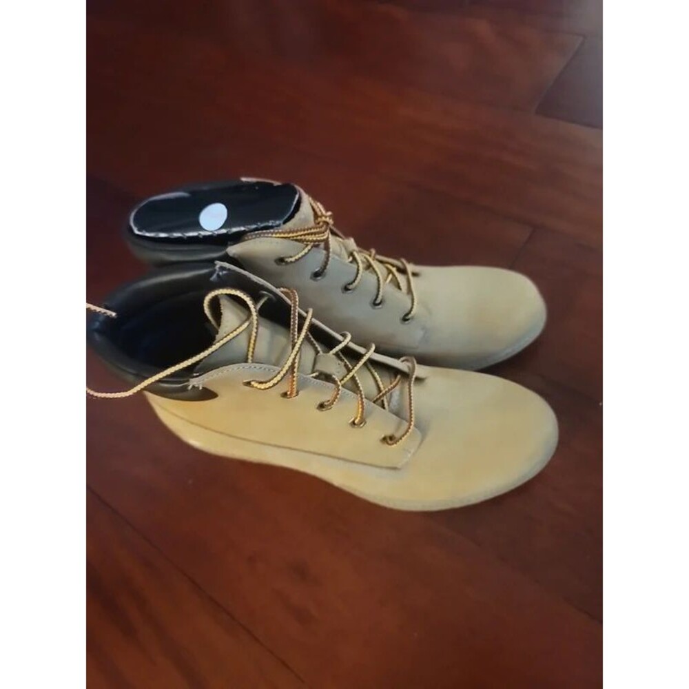 Timberlands NEW Size 7 - Picture 2 of 6